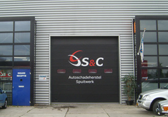 De gevel van S&C Autoschadeherstel aan de Louis Pasteurweg in Roermond, met logo op de roldeur