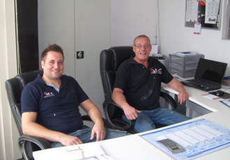 De vaste medewerkers van S&C achter het bureau in Roermond